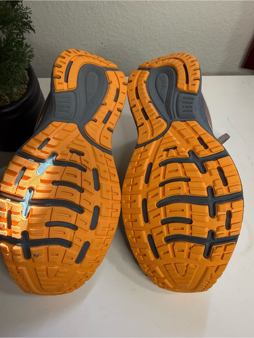 Brooks Anthem 5 Women size 6.5 Athletic in Cream with Orange and Gray Accents - Picture 6 of 8